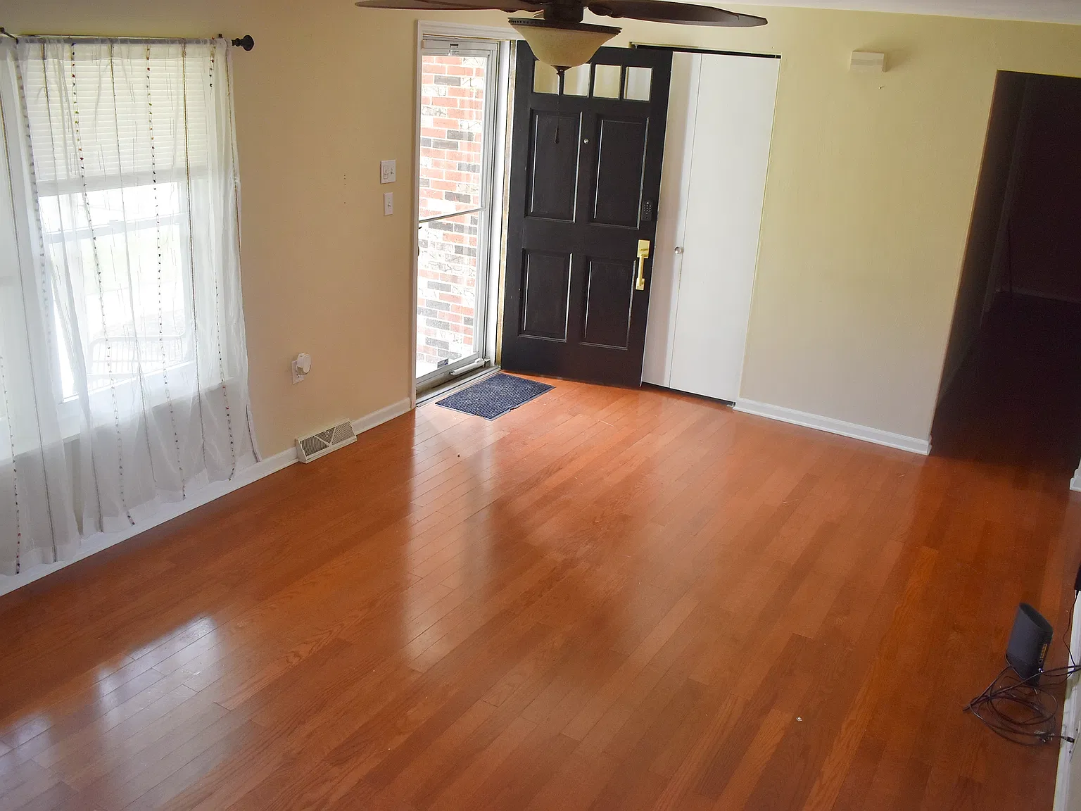 3 bed, 2.5 bath, 1254 sqft, $2,300 — Photo 2