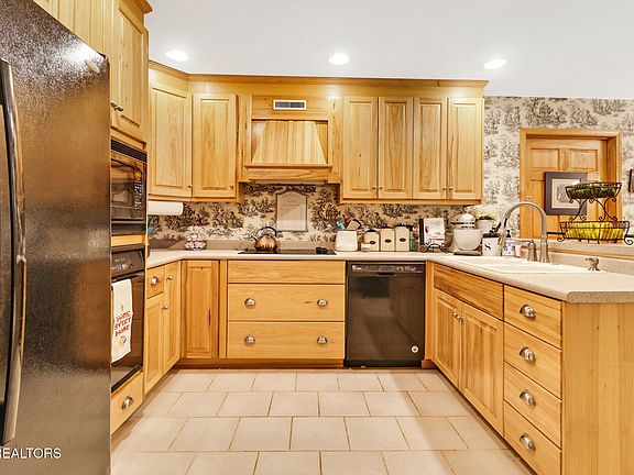 9th image of 426 Allen Dr