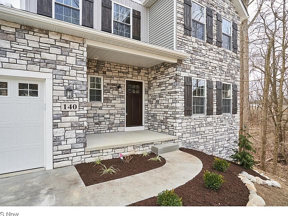 3rd image of 140 Glenshire Ln