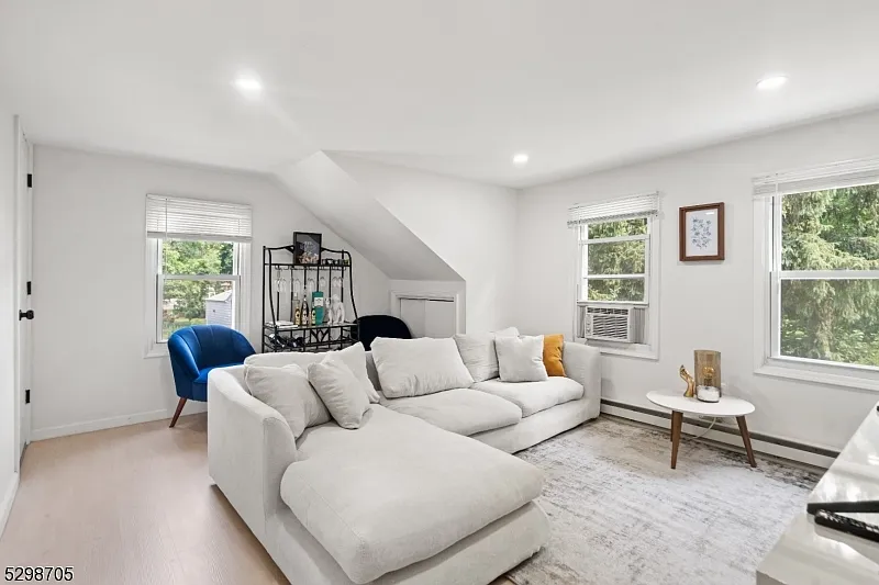 2 bed, 850 sqft, $2,250 — Photo 2