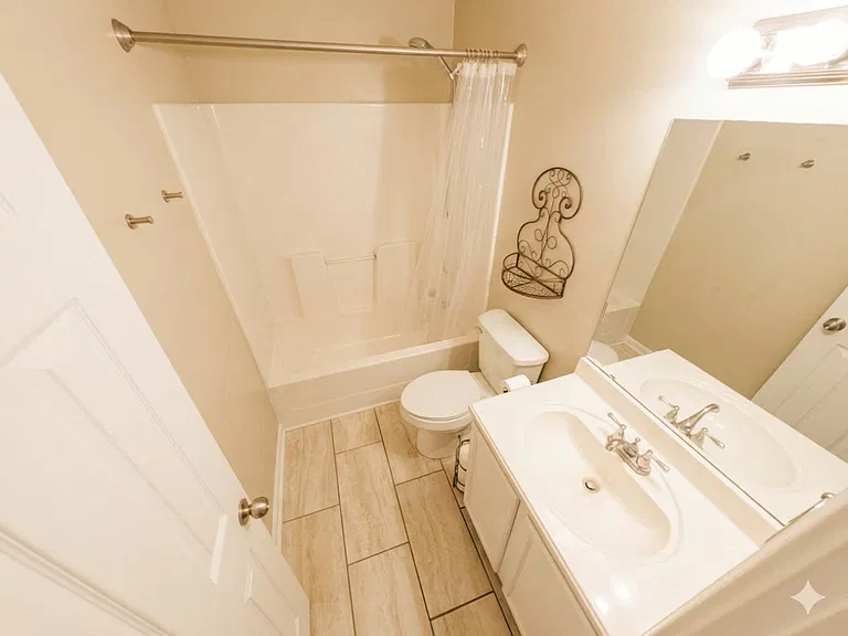 Upstairs Full Bathroom