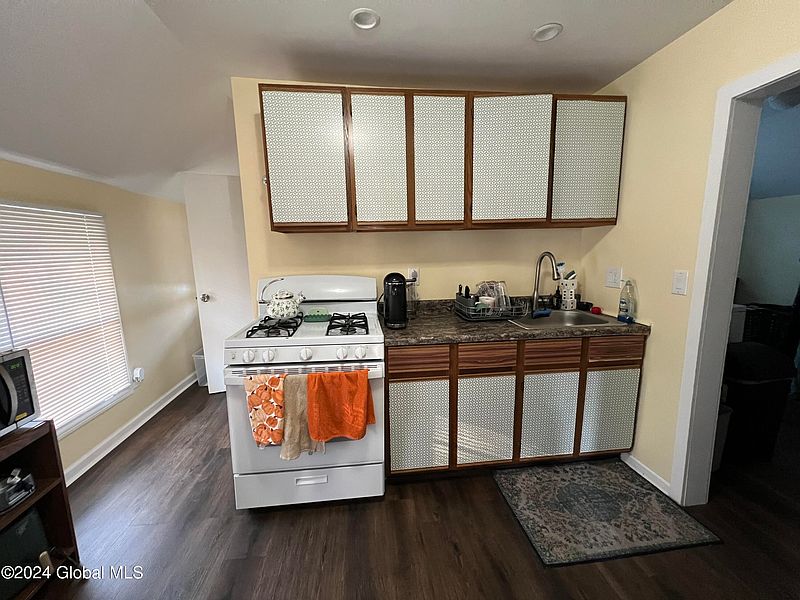 5th image of 10 Auburn Place
