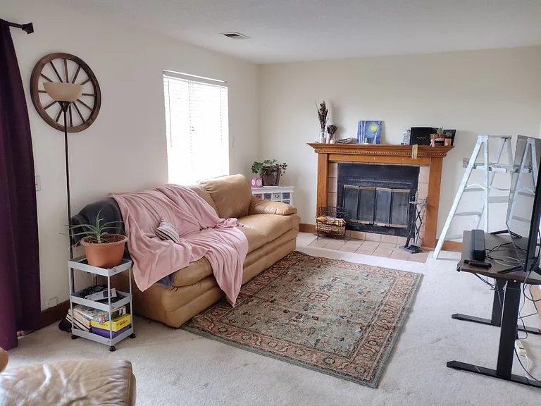 325 W Eisenhower Dr — Photo 6