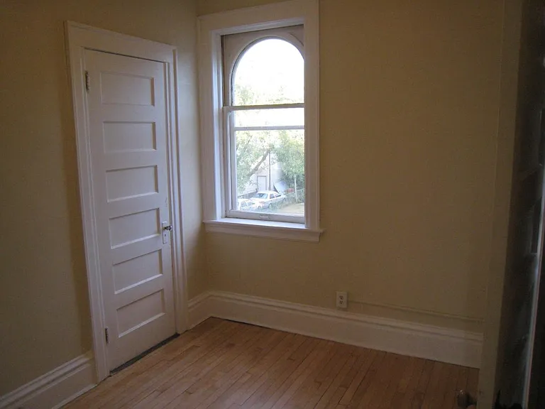 master bedroom (w. walk-in closet)