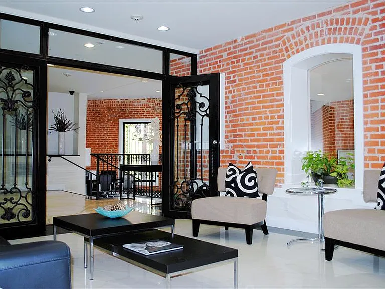 Brownstone Lofts — Photo 4