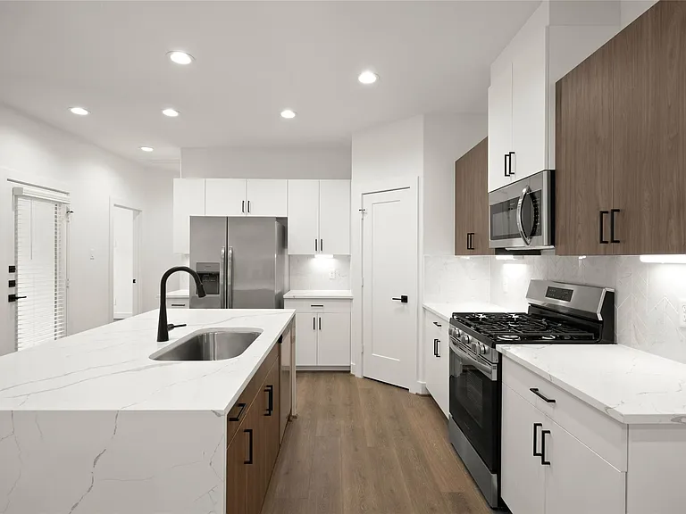 2711 Sunrise Breeze Dr — Photo 6