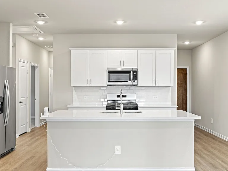 607 Clover Creek Dr — Photo 1