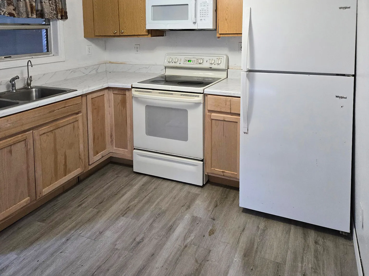 3 bed, 1.0 bath, 775 sqft, $905 — Photo 3