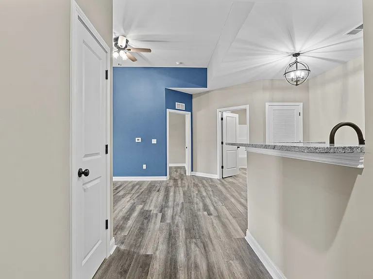 1004 Coachman Dr — Photo 5
