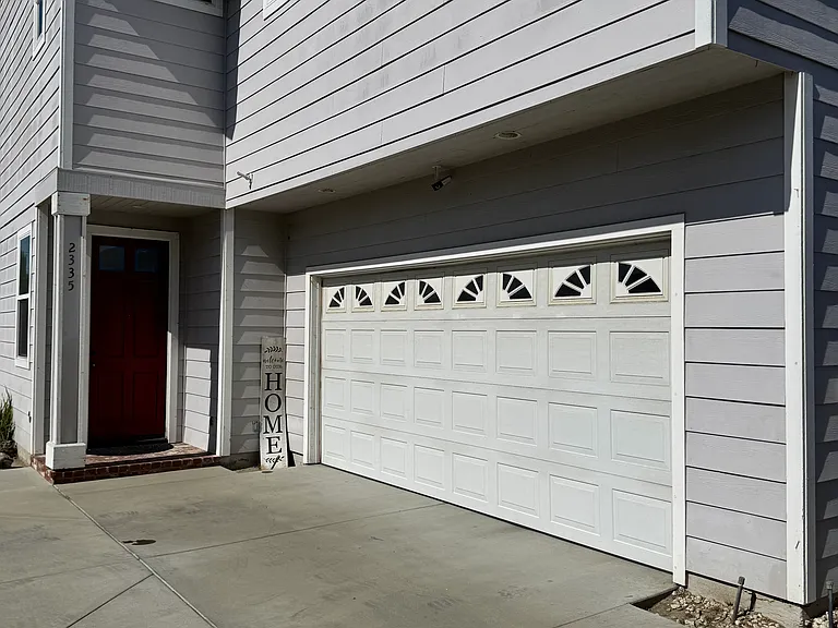 2335 E Poppy St — Photo 3