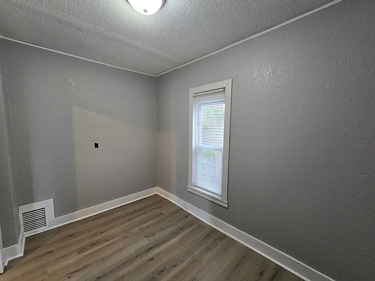 425 Glenwood St — Photo 17