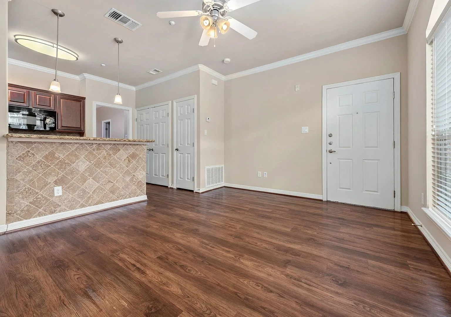 Available August 2027 Spacious 1 Bed, 1 Bath In Lakeridge Townhomes On Bus Route — Photo 4