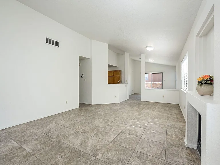 2136 Pioneer Ave — Photo 7