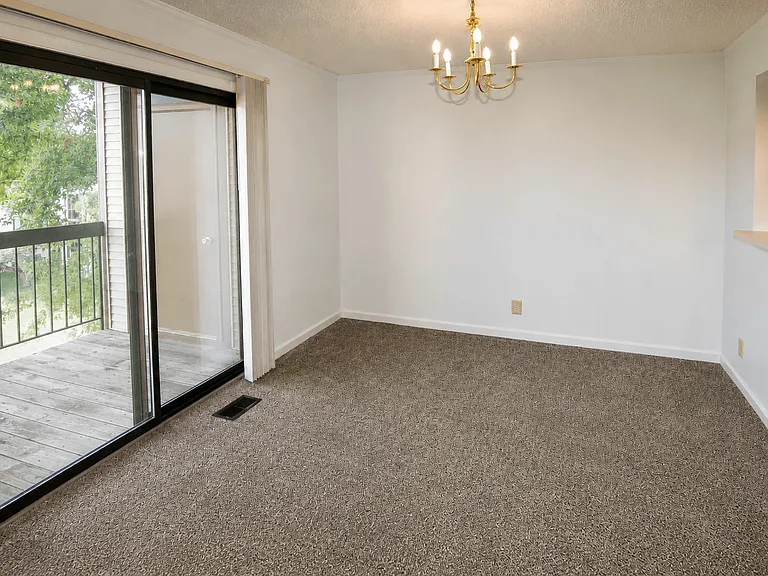 Coach House Apartments — Photo 33