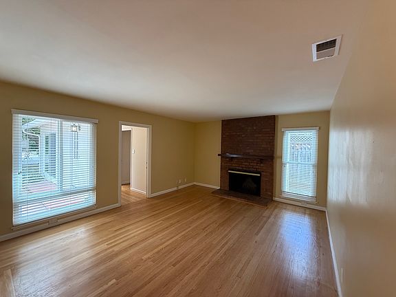 Family Room Picture 1/2