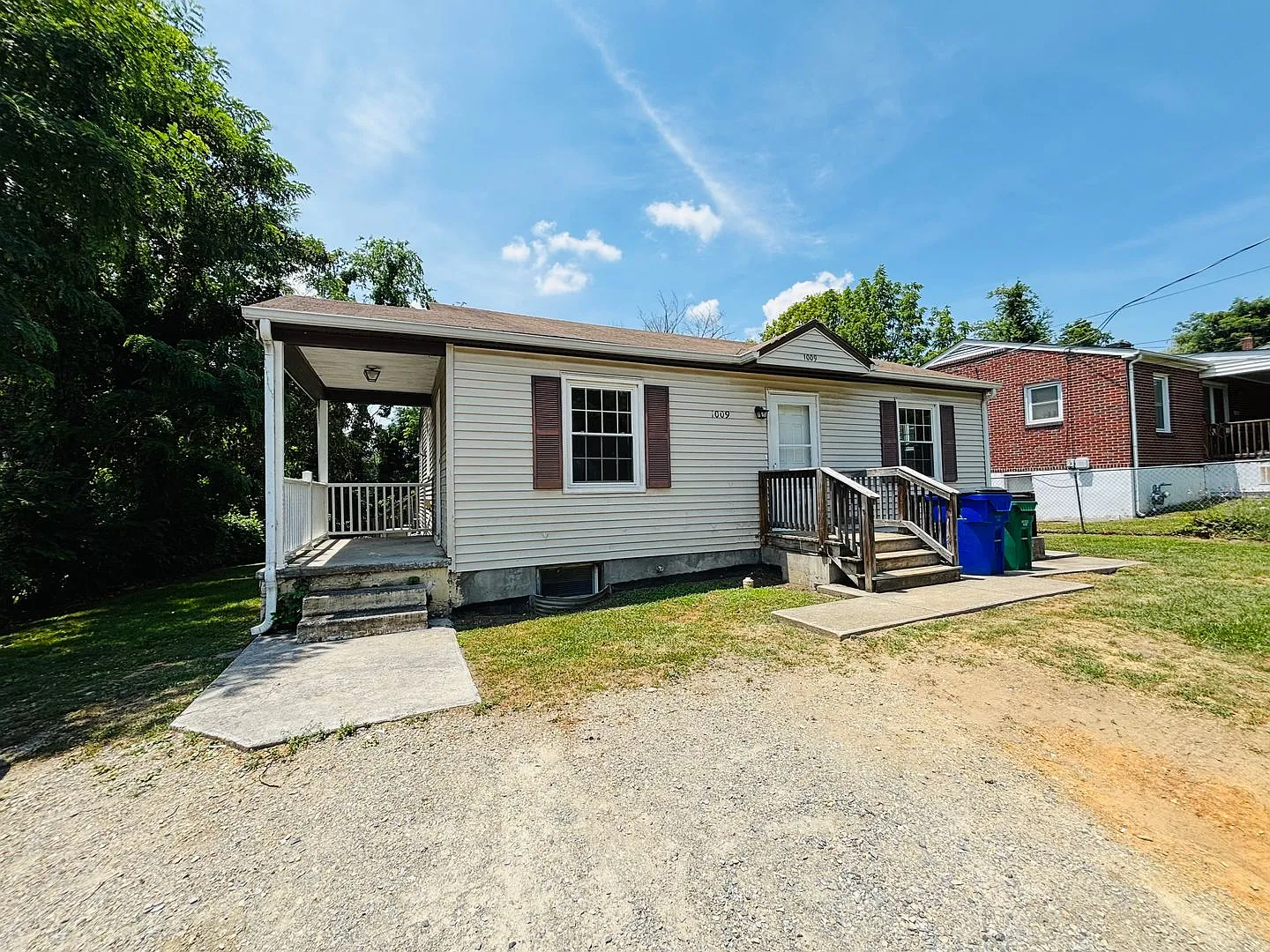 3 Bedroom 2 Bathroom House — Photo 2