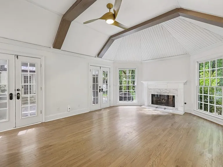 1905 Gainsborough Dr — Photo 4