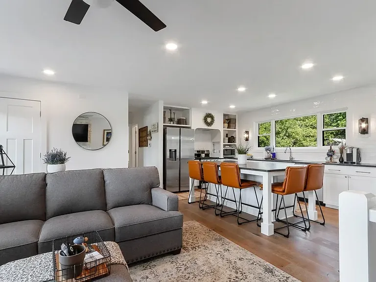 190 Dewey Ave — Photo 3