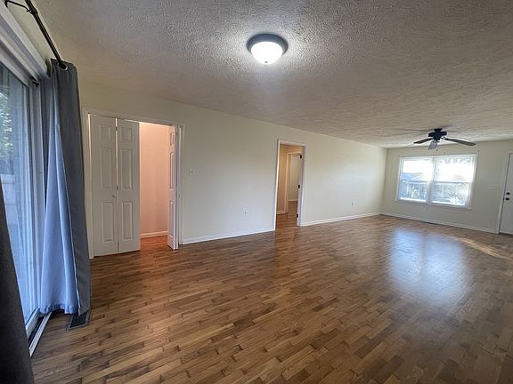 4th image of 325 N Oak St