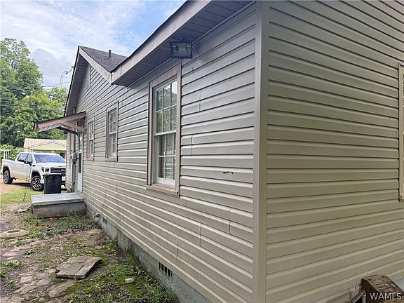 2nd image of 919 3rd Ave NE