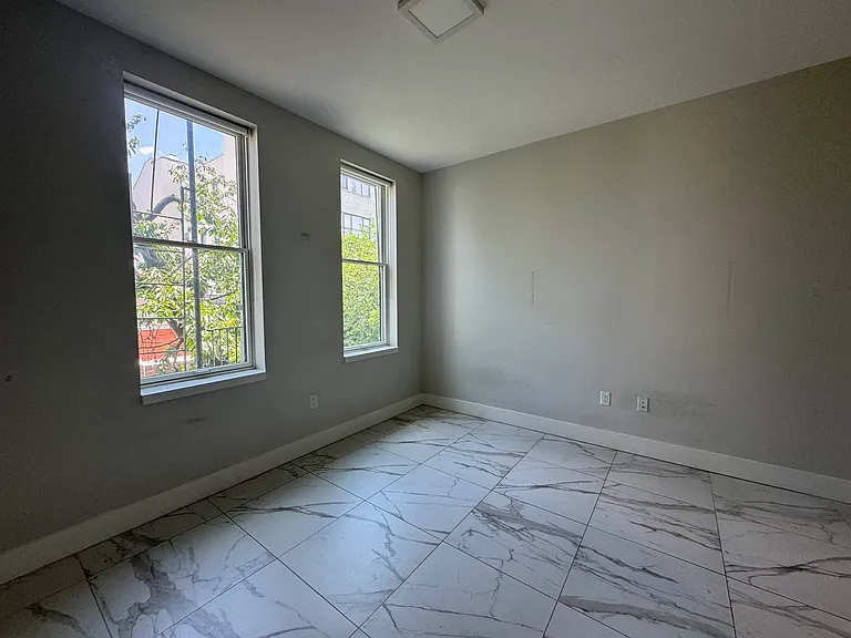 46 Starr St #2R — Photo 6