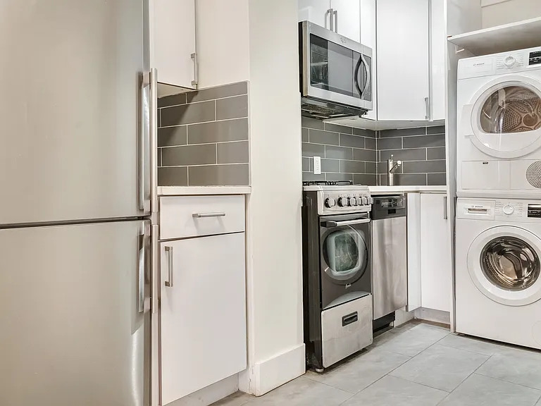 154 E 7th St #3 — Photo 2