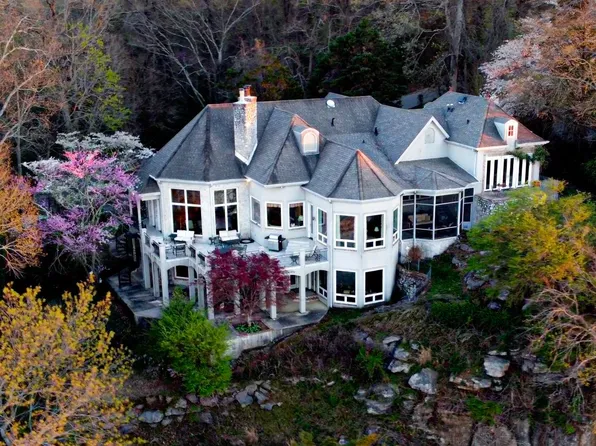 106 Holland Dr, Sheffield, AL 35660