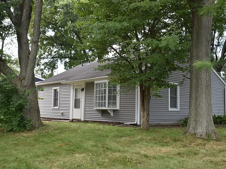 2360 Arrow St — Photo 3