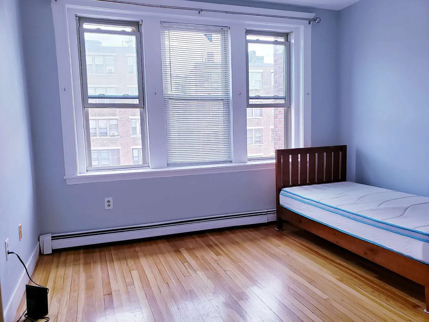 3 bed, 739 sqft, $1,100 — Photo 1