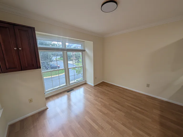 11908 Matthews Ct — Photo 8