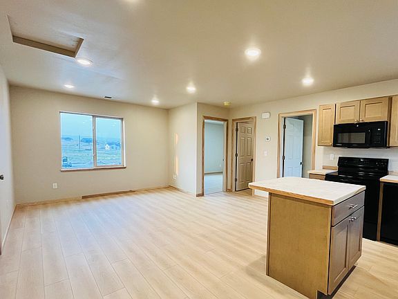 4th image of 1410 Windsor Dr #D