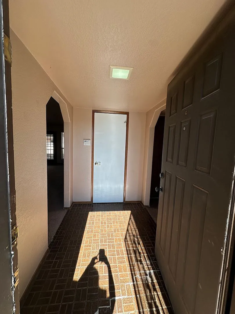 Cute 2 Bedroom, 2 Bathroom Home With Fireplace *Home Is Currently Occupied, Please Do Not Disturb... — Photo 4