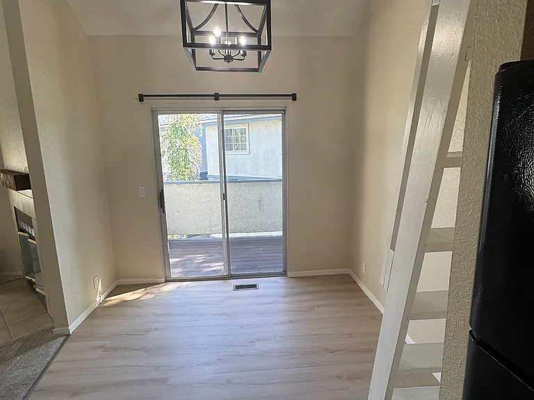 1043 Southwood Dr #J — Photo 2