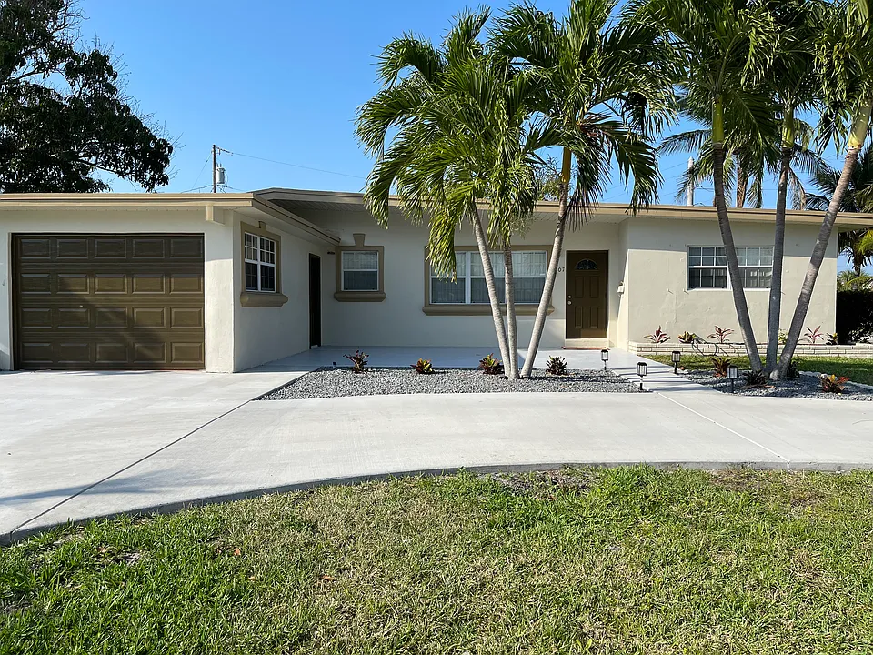 307 E Kalmia Dr
