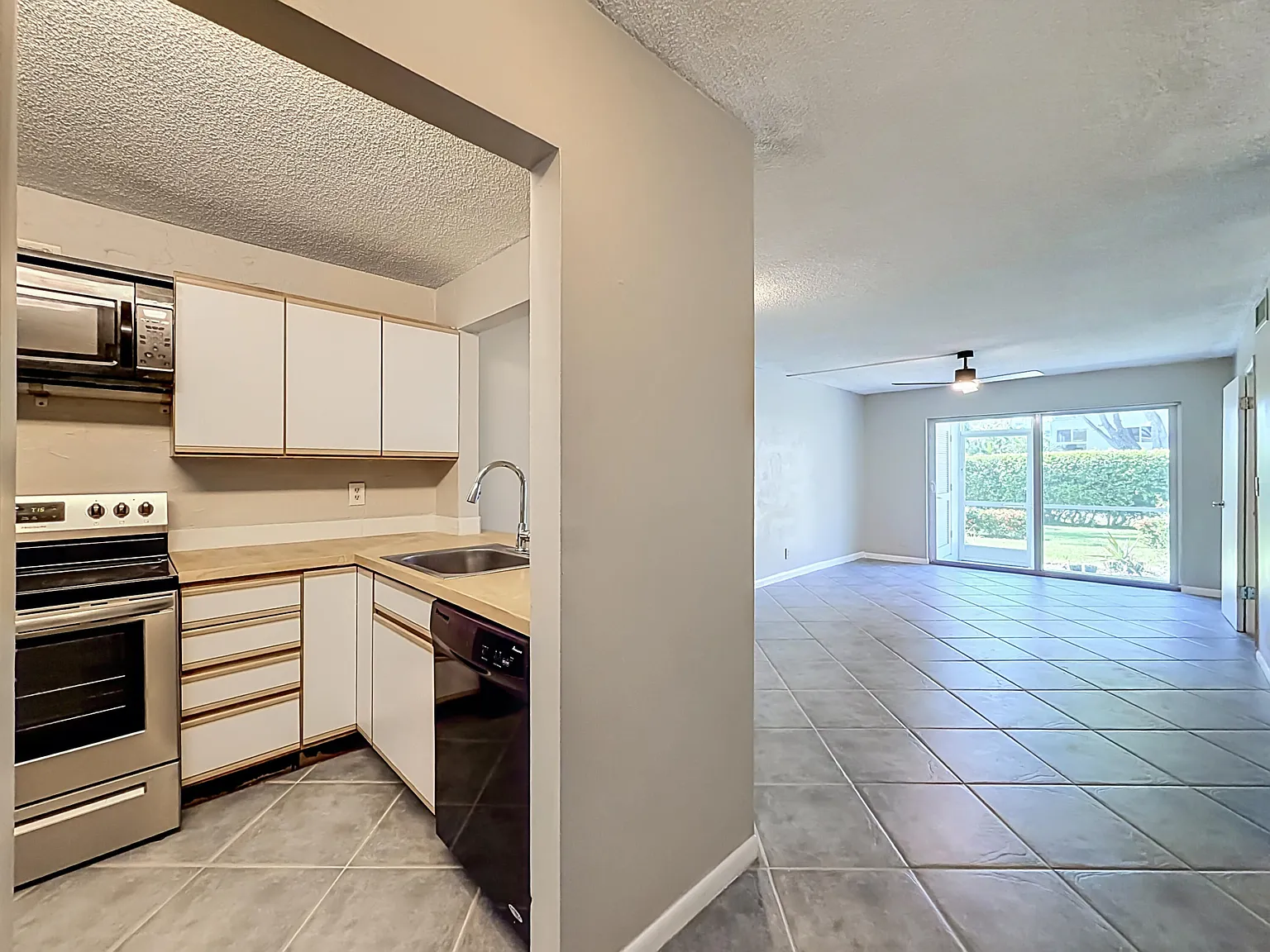 2 bed, 1.5 bath, 841 sqft, $2,150 — Photo 4