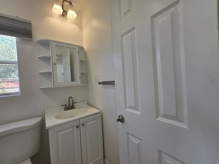 10533 Nassau Ave — Photo 13
