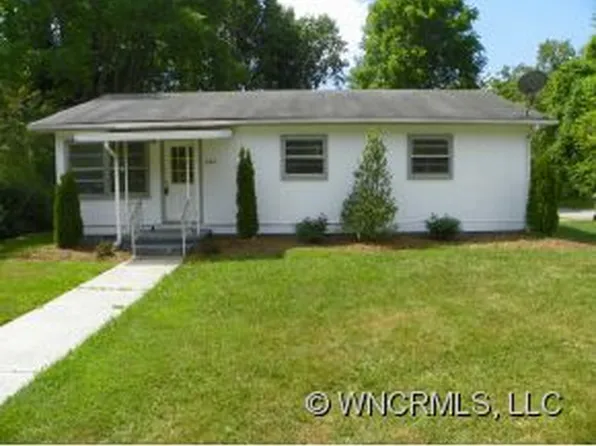 802 3rd Ave W, Hendersonville, NC 28739