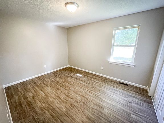 5th image of 202 S Poplar Ct
