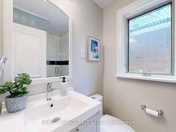 4th image of 60 Beacham Cres