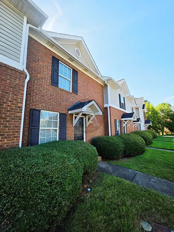 2 bed, 2.5 bath, 1320 sqft, $1,550 — Photo 3