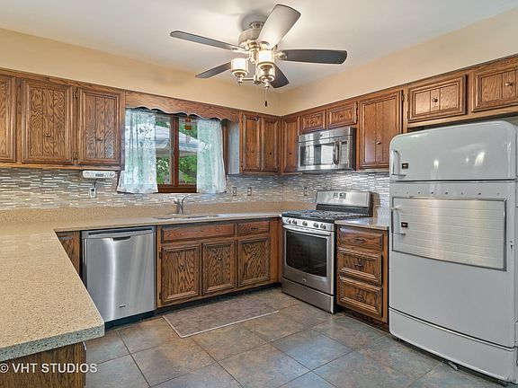 4th image of 108 N Menominee Dr
