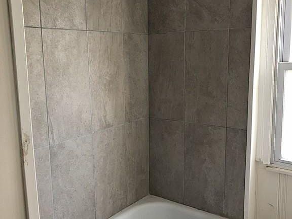 4th image of 823 Hartford Ave #1
