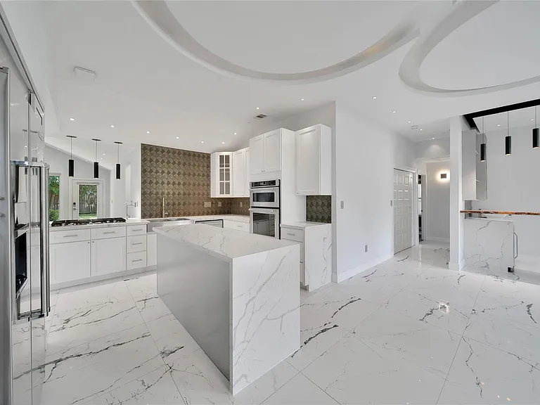 2206 Saxon Dr — Photo 11