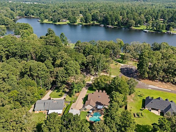 3rd image of 821 Shadowood Dr