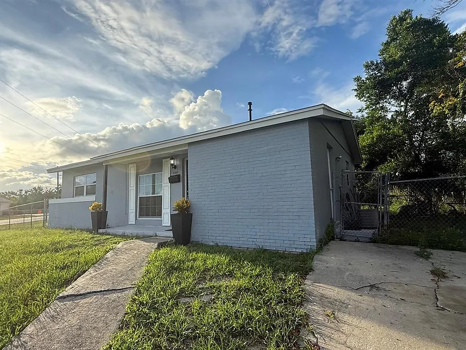 2302 E Dana Dr