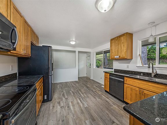 5th image of 446 Thunderbird Court SE