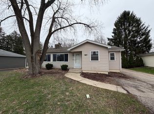 28W567 Forestview Dr, Warrenville, IL 60555