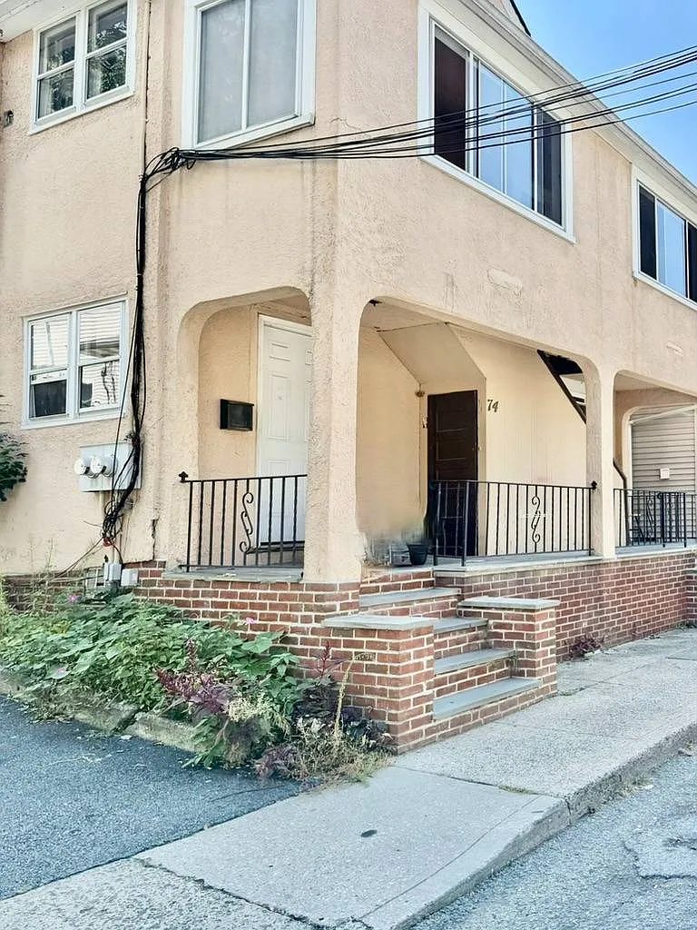 3 bed, 1.0 bath, 700 sqft, $3,100 — Photo 3