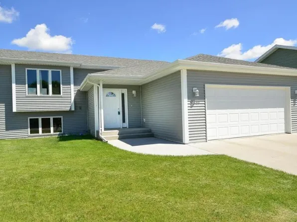 4740 Pines Cir, Grand Forks, ND 58201