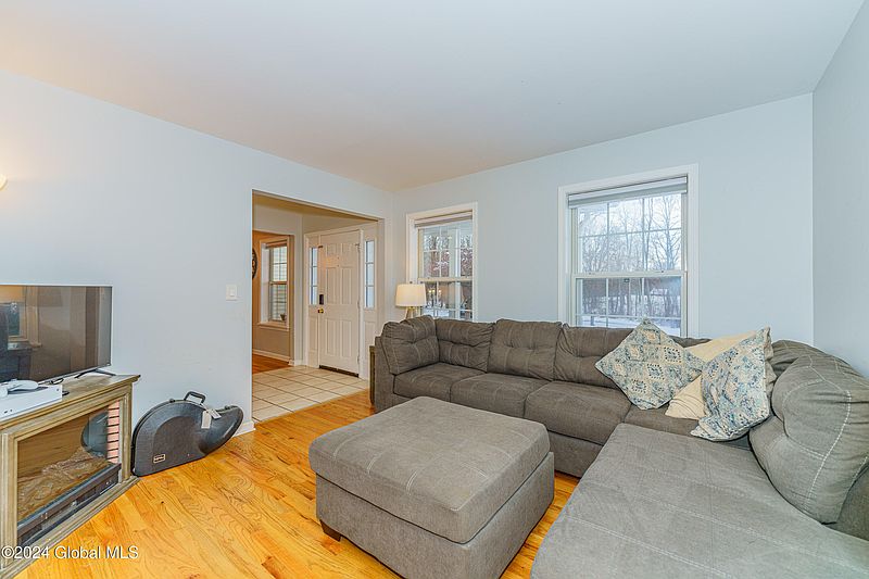 5th image of 1183 Peaceable Street